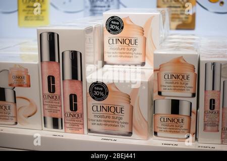 Bruxelles, Belgio, gennaio 2020: Cosmetici Clinique, siero per riparazioni giornaliere in mostra, Clinique fornisce cosmetici anti-invecchiamento per i consumatori Foto Stock