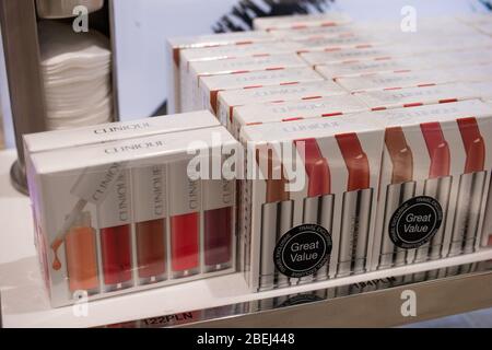 Bruxelles, Belgio, gennaio 2020: Cosmetici Clinique, siero per riparazioni giornaliere in mostra, Clinique fornisce cosmetici anti-invecchiamento per i consumatori Foto Stock