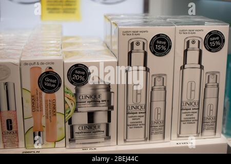 Bruxelles, Belgio, gennaio 2020: Cosmetici Clinique, siero per riparazioni giornaliere in mostra, Clinique fornisce cosmetici anti-invecchiamento per i consumatori Foto Stock