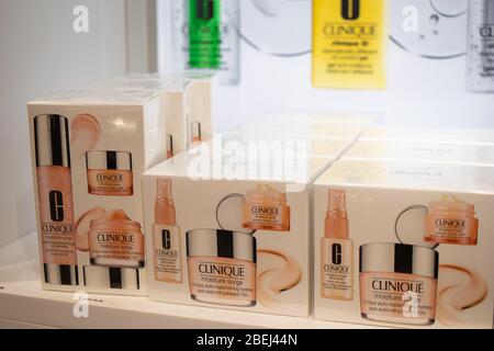 Bruxelles, Belgio, gennaio 2020: Cosmetici Clinique, siero per riparazioni giornaliere in mostra, Clinique fornisce cosmetici anti-invecchiamento per i consumatori Foto Stock