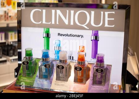 Bruxelles, Belgio, gennaio 2020: Cosmetici Clinique, siero per riparazioni giornaliere in mostra, Clinique fornisce cosmetici anti-invecchiamento per i consumatori Foto Stock