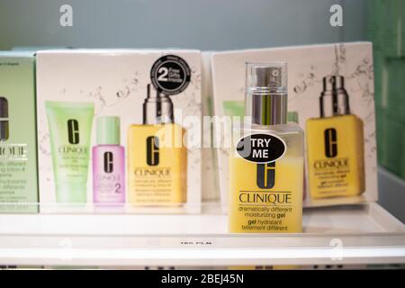 Bruxelles, Belgio, gennaio 2020: Cosmetici Clinique, siero per riparazioni giornaliere in mostra, Clinique fornisce cosmetici anti-invecchiamento per i consumatori Foto Stock