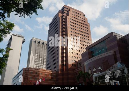 12.03.2020, Singapore, Repubblica di Singapore, Asia - Vista del centro commerciale di Ngee Ann City con il grande magazzino Takashimaya su Orchard Road. Foto Stock