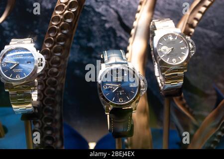 Ginevra, Svizzera, marzo 2020 Panerai vetreria con orologi meccanici alla  moda in vendita, di lusso produttore di orologi italiani Officine Panerai  Foto stock - Alamy