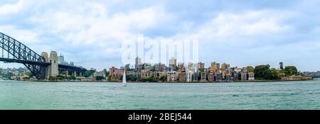 Vista panoramica della lussuosa area residenziale accanto al Sydney Harbour Bridge e di fronte al teatro lirico di Sydney Foto Stock