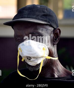 Kissimmee, Stati Uniti. 13 Aprile 2020. Un uomo indossa una maschera facciale il primo giorno che i funzionari locali nella contea di Osceola, Florida vicino Orlando hanno reso obbligatorio indossare i rivestimenti del viso in pubblico nel tentativo di frenare la diffusione della pandemia COVID-19. Credit: SOPA Images Limited/Alamy Live News Foto Stock