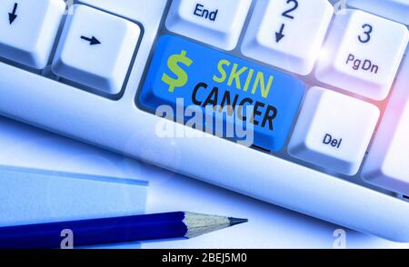 Segno di testo che mostra il cancro della pelle. Business photo text crescita incontrollata di cellule cutanee anormali a causa dell'esposizione al sole Foto Stock