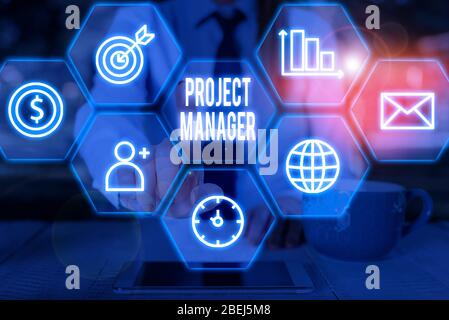 Nota di scrittura che mostra Project Manager. Concetto di business per l'addebito complessivo della pianificazione e dell'esecuzione di un progetto Foto Stock