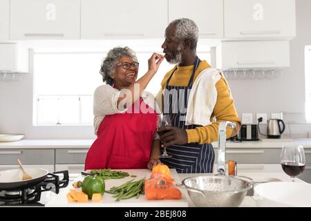 Una donna africana americana anziana che trascorre il tempo a casa Foto Stock
