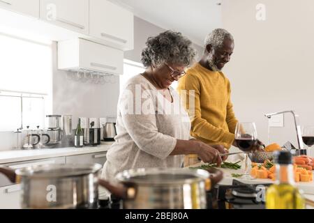 Una coppia afro-americana che trascorre il tempo insieme a casa e a cucinare Foto Stock