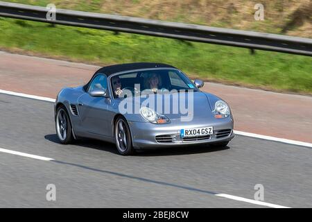 2004 Silver Porsche Boxster S Anniversary EDT; veicoli veicolari per il traffico, veicoli su strade del Regno Unito, motori, automobilismo sull'autostrada M6 Foto Stock