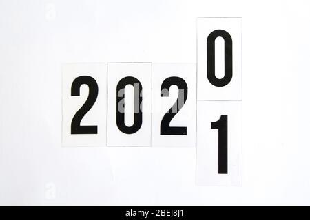 2020 cambiare in 2021 parole in legno scatola su un bianco sfondo concetto felice anno nuovo Foto Stock