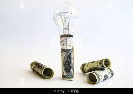 Denaro risparmiato in diversi tipi di lampadine, lampade sul dollaro americano sfondo usd Foto Stock