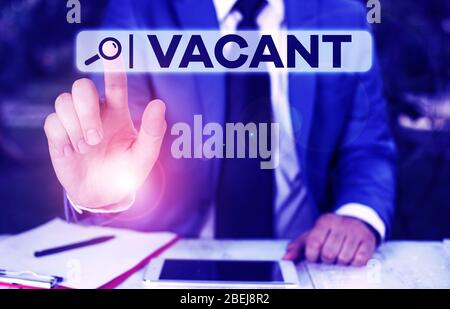 Testo di scrittura vacante. Foto concettuale priva di contenuti che potrebbero o dovrebbero essere presenti Vuoto Non riempito Uomo D'Affari con dito di puntamento davanti Foto Stock