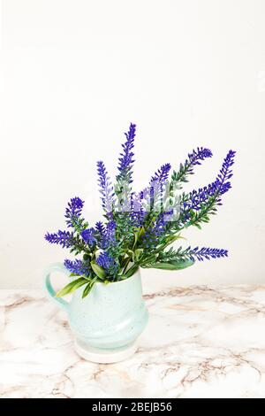 Fiori di lavanda in una tazza su un tavolo di marmo Foto Stock