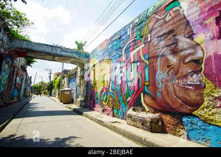 happy person graffiti su una strada del vecchio quartiere a getsemani cartagena colombia Foto Stock