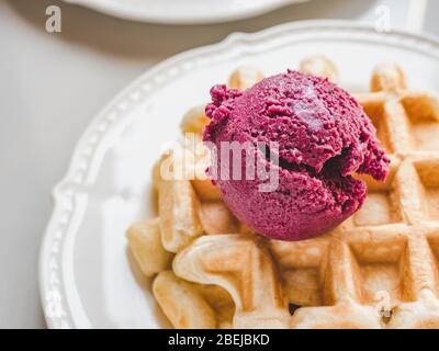 Gelato e waffle profumati. Primo piano Foto Stock