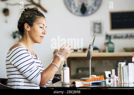 Donna caucasica godere self made beauty farm e concetto di stile dei capelli a casa - tintura di capelli attività durante la quarantena di blocco con hairstyle clos Foto Stock