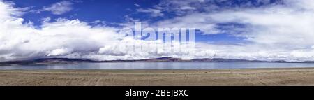 Vista panoramica sul lago Manasarovar con cielo blu. Luogo di preghiera, calma e meditazione.Tibet, Kailas, Cina. Foto Stock