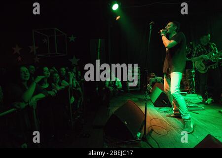 Czestochowa, Polonia - 7 febbraio 2014: Club musicale Teatr dalla Polonia, TFP (Teatro dalla Polonia) concerto del rock, blues e reggae band polacca Foto Stock