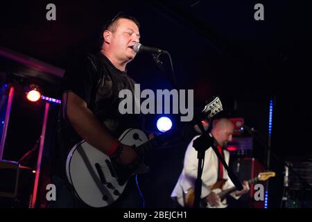 Polonia, Czestochowa - 14 settembre 2013: Club di musica Stacherczak, concerto della leggenda della scena musicale cestochowa: Gruppo Shamboo e Muniek Foto Stock