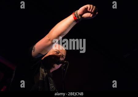 Polonia, Czestochowa - 14 settembre 2013: Club di musica Stacherczak, concerto della leggenda della scena musicale cestochowa: Gruppo Shamboo e Muniek Foto Stock