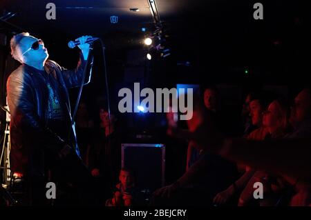 Polonia, Czestochowa - 14 settembre 2013: Club di musica Stacherczak, concerto della leggenda della scena musicale cestochowa: Gruppo Shamboo e Muniek Foto Stock