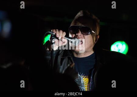 Polonia, Czestochowa - 14 settembre 2013: Club di musica Stacherczak, concerto della leggenda della scena musicale cestochowa: Gruppo Shamboo e Muniek Foto Stock