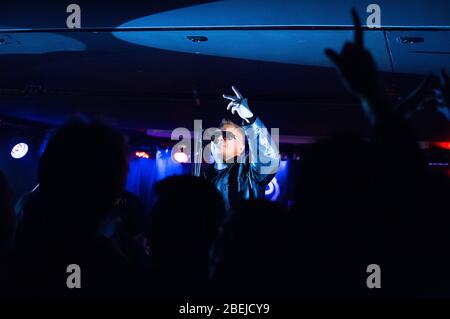 Polonia, Czestochowa - 14 settembre 2013: Club di musica Stacherczak, concerto della leggenda della scena musicale cestochowa: Gruppo Shamboo e Muniek Foto Stock