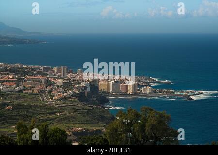 Veduta aerea di Puerto de la Cruz - città turistica a Tenerife, isole Canarie, Spagna. L'oceano Atlantico, la costa e le montagne sullo sfondo. Foto Stock