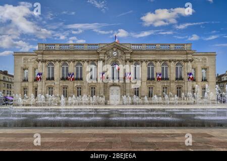 Beauvais City Hall. Fontane di fronte alla piazza a Beauvais, Francia Foto Stock