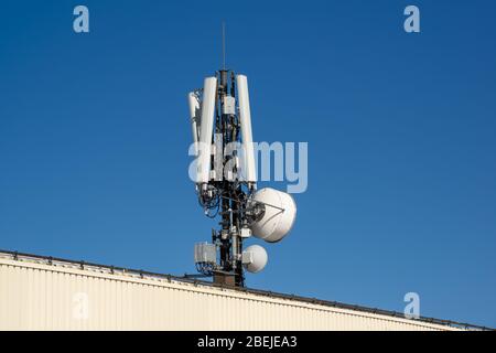 Stazione base ricetrasmittente GSM 2G, 3G, 4G e 5G stazione base cellulare. Torre di telecomunicazione. Trasmettitore antenna per comunicazione wireless. Telecomunicazioni Foto Stock