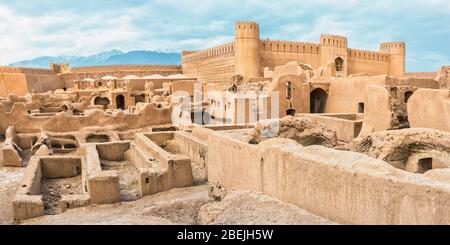 Rovine, torri e mura della Cittadella di Rayen, il più Grande edificio adobe del mondo, Kerman Provincia, Iran Foto Stock