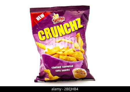 Alberton, Sudafrica - un pacchetto di spuntini di mais al sapore di chutney Simba Crunchz isolati su una chiara immagine di sfondo con spazio per le copie Foto Stock