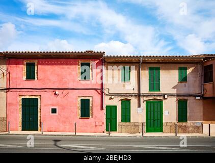 Vecchi edifici con persiane in legno in una strada in Alcudia, Maiorca, Spagna. Foto Stock