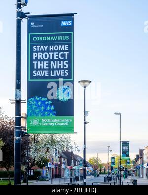 Rimani a casa. Proteggere il sistema NHS. Salvare vite. Messaggio di blocco di pandemia di coronavirus su una strada vuota, Bridgford occidentale, Nottinghamshire, Inghilterra, Regno Unito Foto Stock