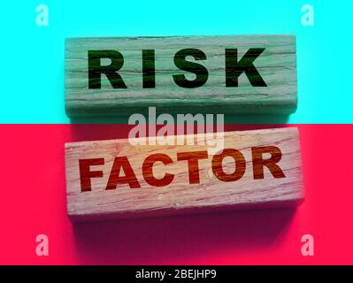 Parole del fattore di rischio su blocchi di legno. Concetto di cause di errore per l'avvio di aziende o servizi sanitari Foto Stock