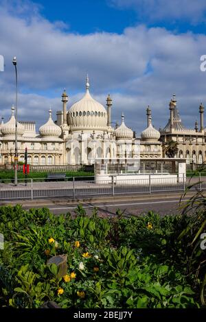 Brighton UK 14 aprile 2020 - le strade sono vuote di traffico intorno al Royal Pavilion di Brighton durante l'ora di punta normalmente occupato, come il blocco continua nel Regno Unito attraverso la crisi pandemica Coronavirus COVID-19 . Credit: Simon Dack / Alamy Live News Foto Stock