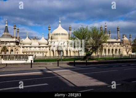 Brighton UK 14 aprile 2020 - le strade sono vuote di traffico intorno al Royal Pavilion di Brighton durante l'ora di punta normalmente occupato, come il blocco continua nel Regno Unito attraverso la crisi pandemica Coronavirus COVID-19 . Credit: Simon Dack / Alamy Live News Foto Stock