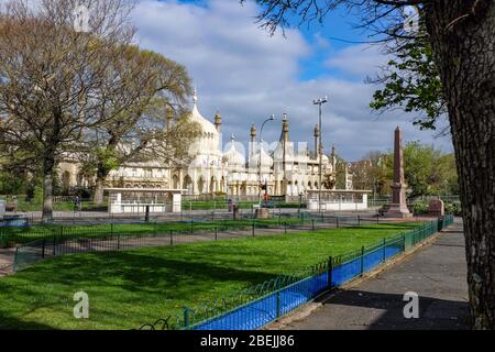 Brighton UK 14 aprile 2020 - le strade sono vuote di traffico intorno al Royal Pavilion di Brighton durante l'ora di punta normalmente occupato, come il blocco continua nel Regno Unito attraverso la crisi pandemica Coronavirus COVID-19 . Credit: Simon Dack / Alamy Live News Foto Stock