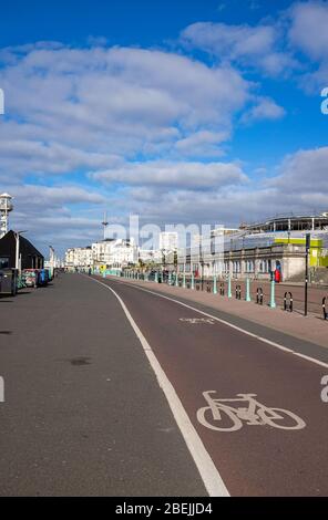 Brighton UK 14 Aprile 2020 - il lungomare di Brighton è tranquillo in una luminosa mattinata di sole, mentre il blocco continua nel Regno Unito attraverso la crisi pandemica Coronavirus COVID-19 . Credit: Simon Dack / Alamy Live News Foto Stock