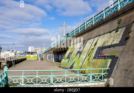 Brighton UK 14 Aprile 2020 - il lungomare di Brighton è tranquillo in una luminosa mattinata di sole, mentre il blocco continua nel Regno Unito attraverso la crisi pandemica Coronavirus COVID-19 . Credit: Simon Dack / Alamy Live News Foto Stock