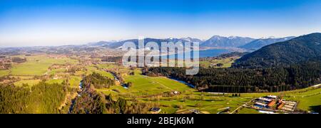 Lago di Tegernsee nelle Alpi Bavaresi. Panorama aereo. Molla. Germania Foto Stock