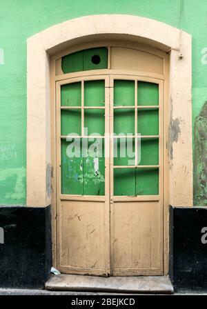 Porta commerciale chiusa nel quartiere Cadice, Spagna Foto Stock