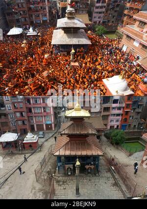 Bhaktapur. 14 Aprile 2020. La foto combinata mostra il popolo nepalese che trasporta carri di divinità durante la celebrazione del Sindoor Jatra Festival il 15 aprile 2019 (in alto) e la vista vuota di un tempio il 14 aprile 2020 a Thimi in Bhaktapur, Nepal. Il Festival di Jatra indoor, che si celebra per dare il benvenuto al Capodanno nepalese e all'inizio della stagione primaverile in Nepal, è stato annullato quest'anno a causa dell'epidemia di COVID-19. Credit: Sunil Sharma/Xinhua/Alamy Live News Foto Stock