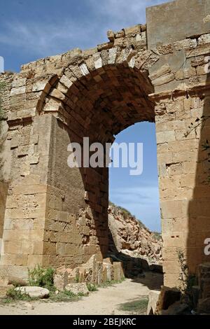 Le rovine dell'Anfiteatro Romano sul mare Mediterraneo a Leptis Magna, Libia . Foto Stock