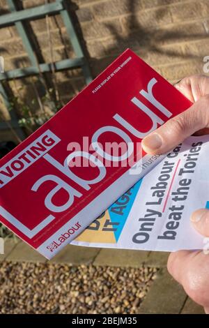 Primo piano di persona uomo mani in mano in mano in attesa delle elezioni generali del Partito Laburista 2019 opuscoli di lettere letteratura Inghilterra Regno Unito Regno Unito Gran Bretagna Foto Stock