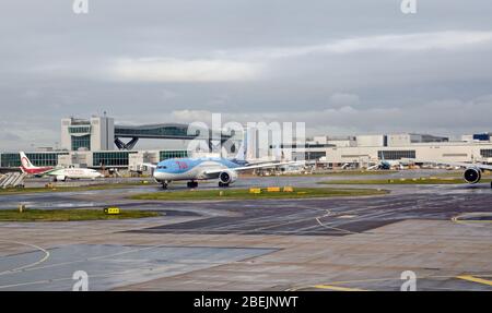 Gatwick, UK - 3 gennaio 2020: Aerei delle compagnie aeree Tui e Royal Air Maroc che si preparano a volare dall'aeroporto di Gatwick a Sussex in una mattinata di gennaio soleggiato Foto Stock