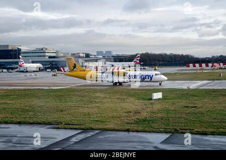 Gatwick, UK - 3 gennaio 2020: Aurigny Air Services ATR 72 aereo in attesa di volare dall'aeroporto di Gatwick, Sussex in una mattinata di gennaio soleggiato. Foto Stock