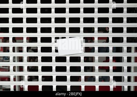 Il segno vuoto sulle tende a rullo di un negozio. Concetto di negozi e negozi chiusi, chiusi o falliti Foto Stock